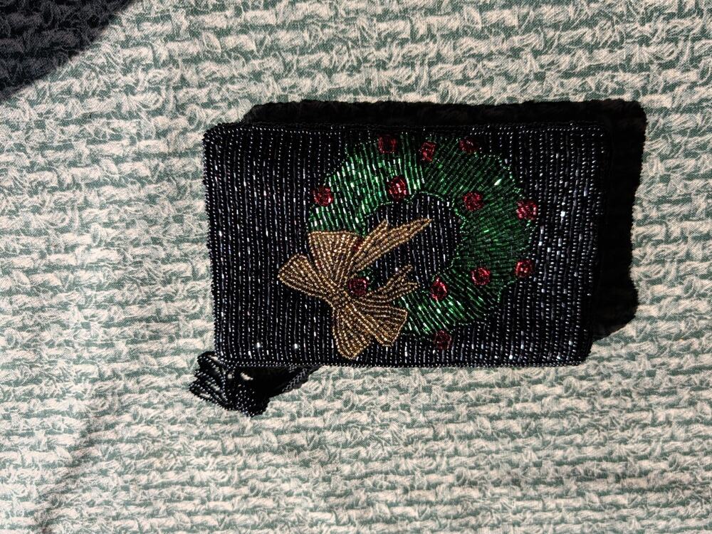 Vintage Beaded Holiday Clutch Hand Bag ~ Green & Red Wreath 7" x 4.5" x 1"
